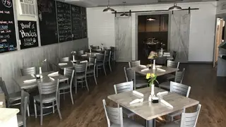 Una foto del restaurante Basil and Baxter's Kitchen & Cocktails