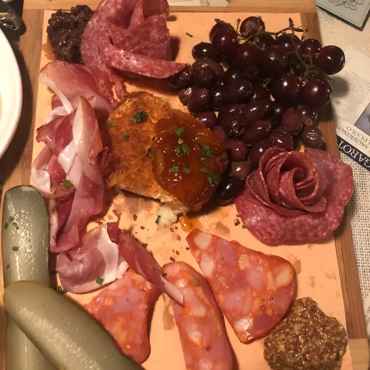 Vineyards Wine Bar & Bistro, Ottawa, ON