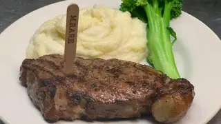 Una foto del restaurante Double LL Steak House & Saloon