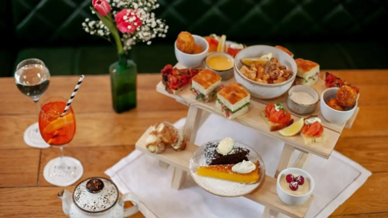 Theo Simple Italian Afternoon Tea, Lomdon, 