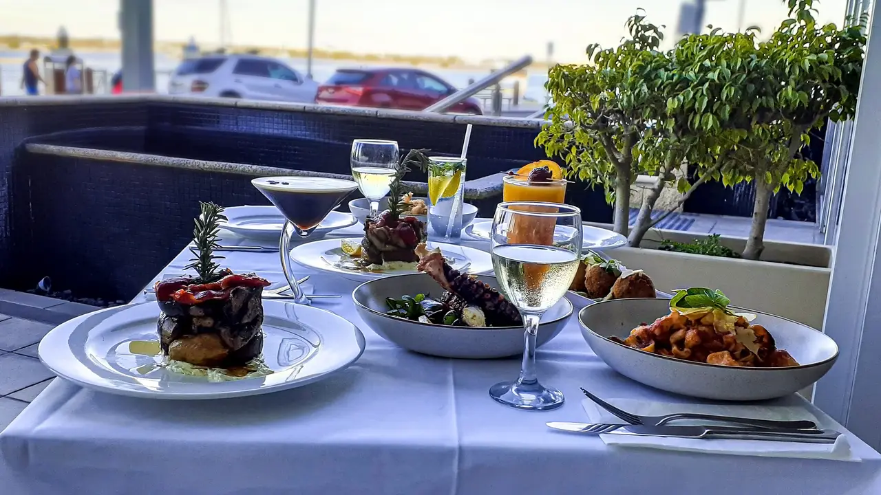 Sea & Shore Restaurant, Labrador, AU-QLD