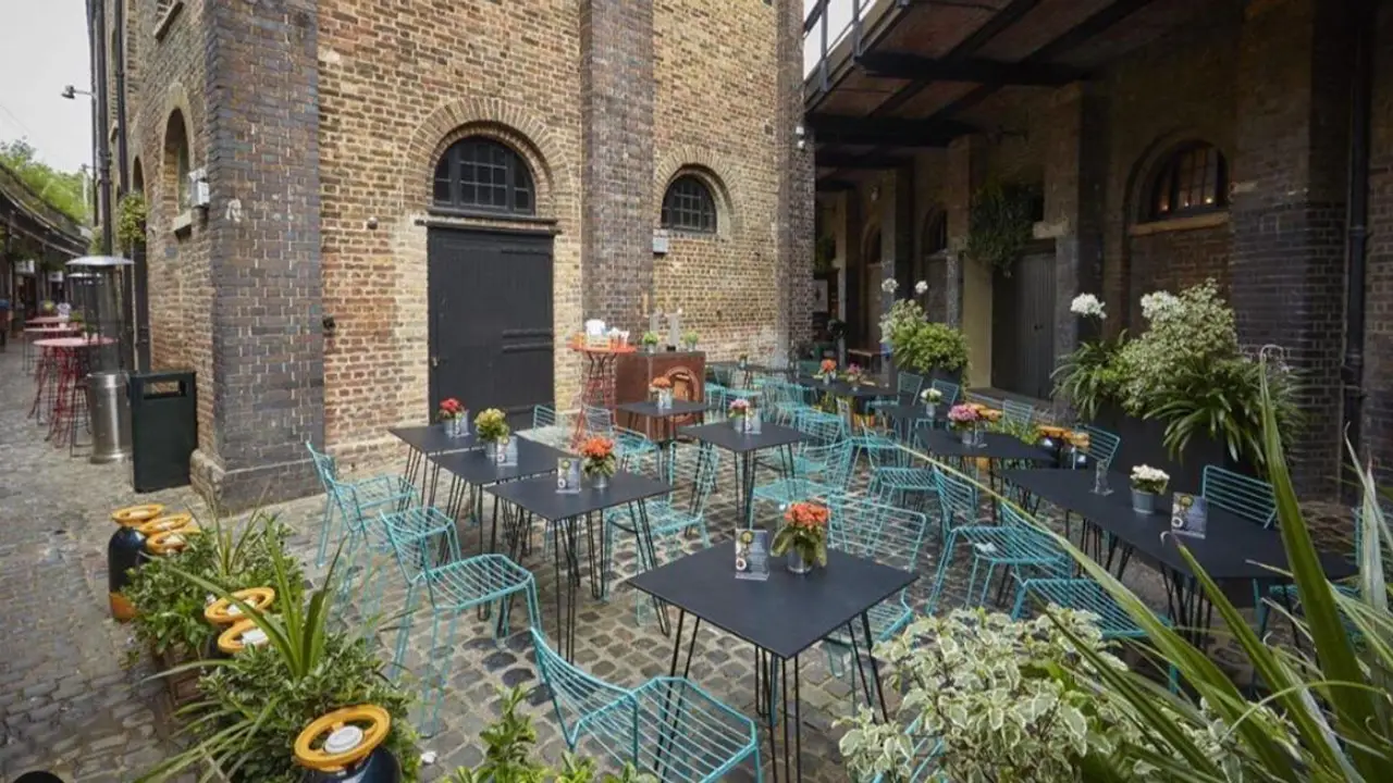 Italian Alley, London, ENG