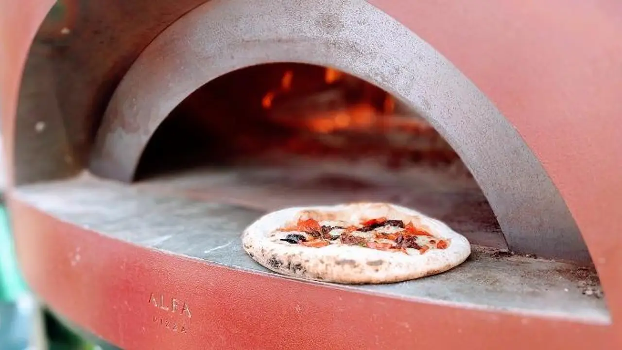 Pizzeria On The Green, London, ENG