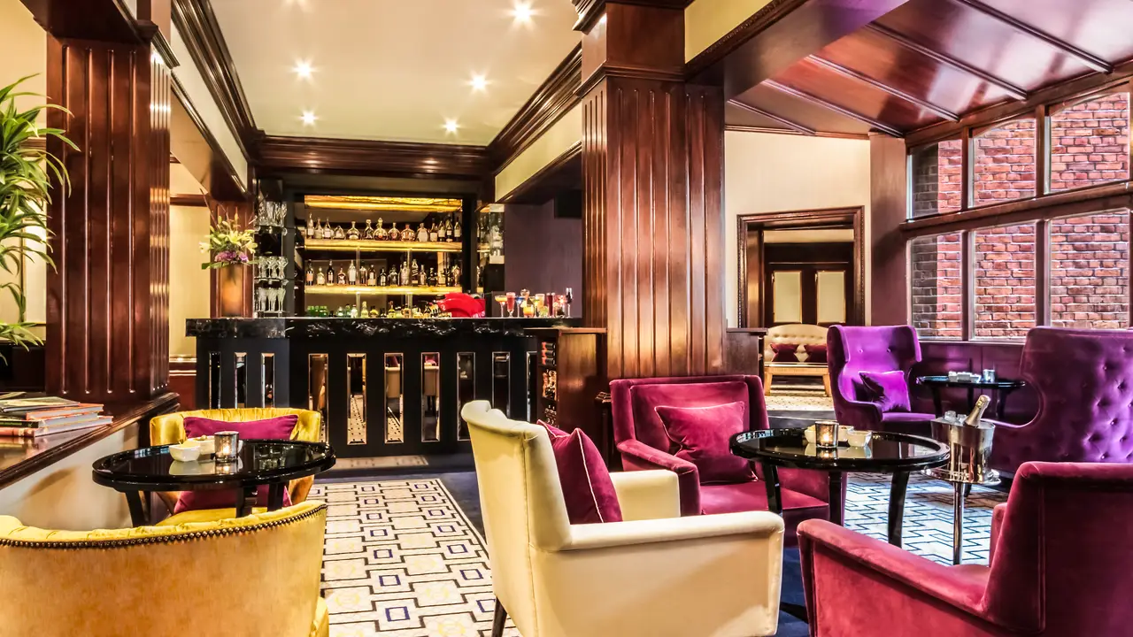 Hamptons Bar & Courtyard, London, 