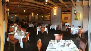 Una foto del restaurante Paella Tapas Wine Bar & Restaurant