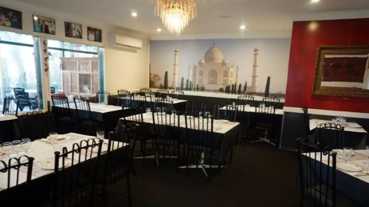 Tandoor & Curry Hut, Labrador, QLD