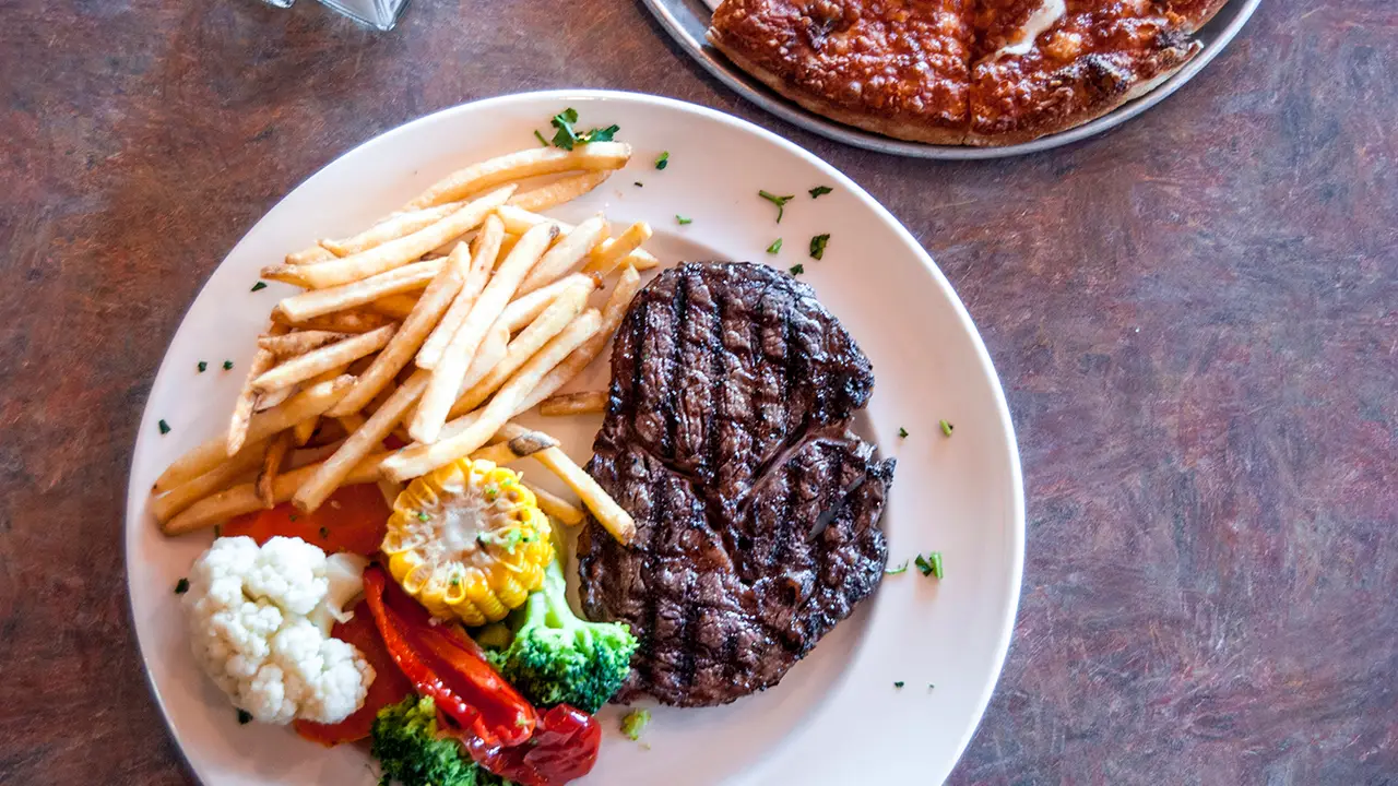 Paul's Pizza Steakhouse & Lounge, Calgary, AB