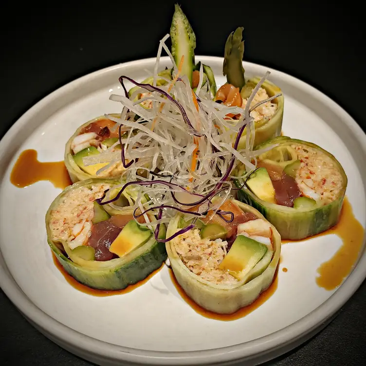 Jinsiy sexy striptizni tomosha qiling