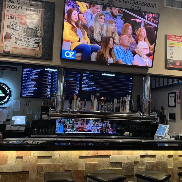 FLIGHTS SPORTS GRILL, Hawthorne, CA