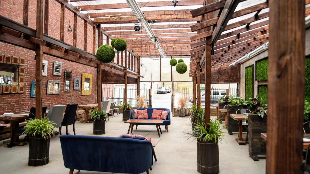 A casual outdoor dining space in Fishtown - Terrassa, Philadelphia, PA