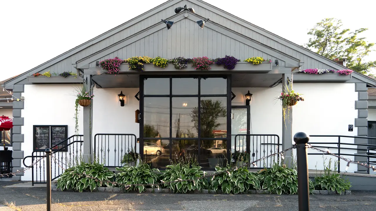 Front Exterior of Molly's - Central Kitchen & Cocktails, Clark, NJ