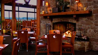 Una foto del restaurante Captains Quarters Riverside Grille