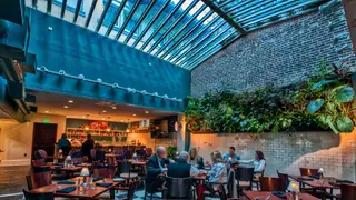 Una foto del restaurante Eden at Hotel Hale