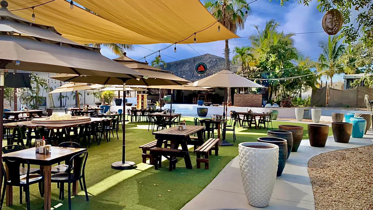 Restaurante -out side garden -playground for kids  - Cabo grill shop, Cabo San Lucas, BCS
