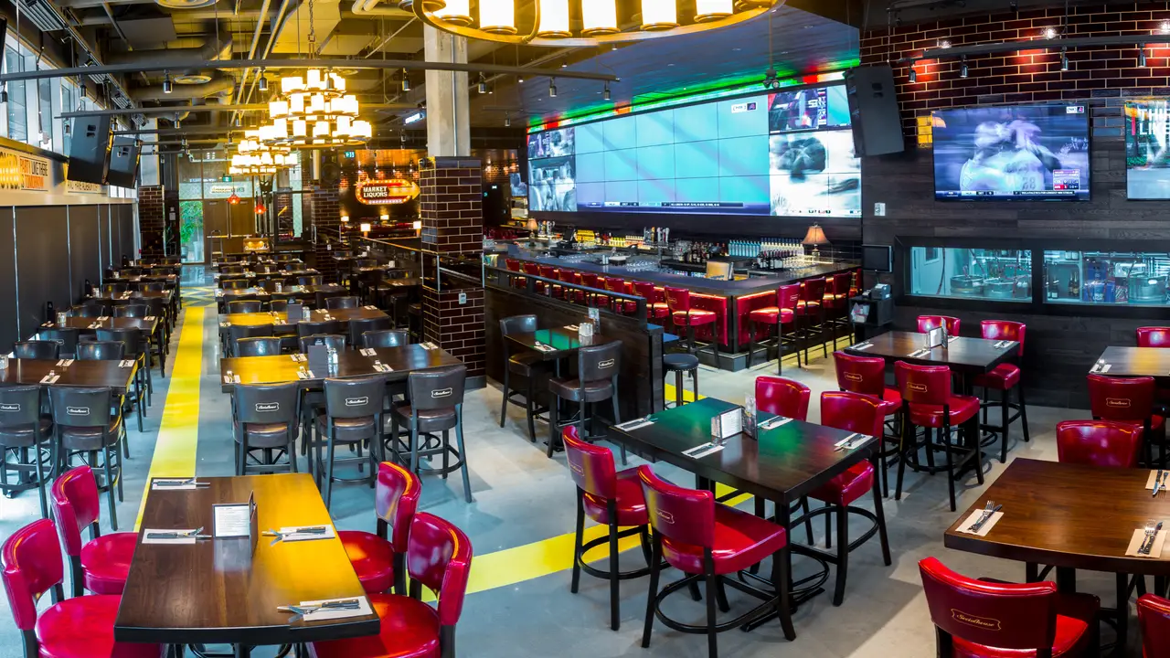 Browns Socialhouse Portage, Winnipeg, MB
