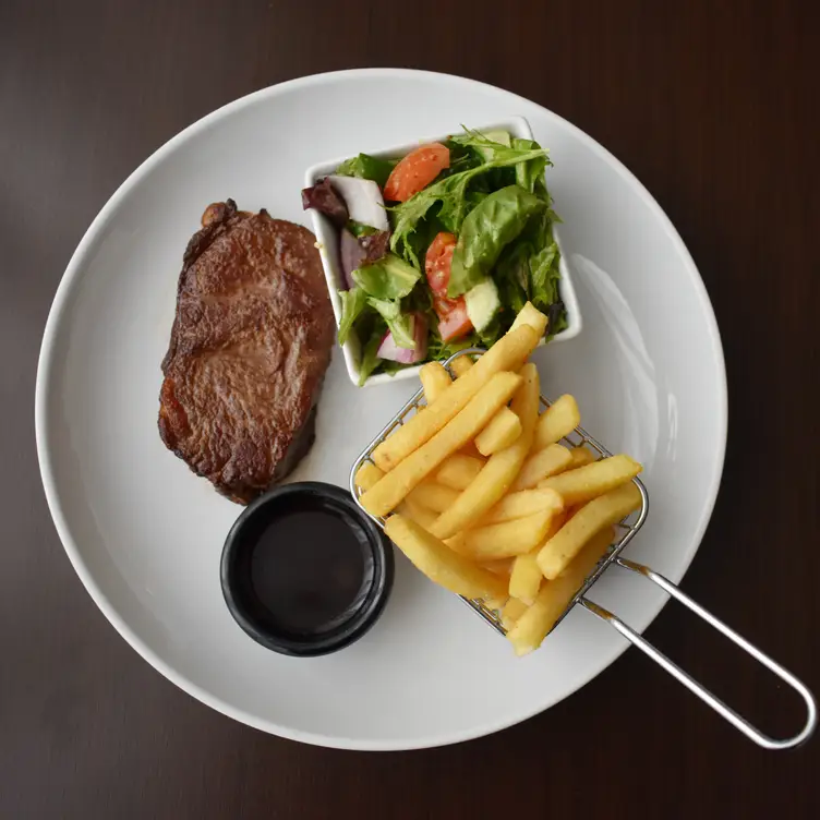 Riverina Grain Fed Striploin 250g Salad & Chips - Twenty One Fifty, Parramatta, AU-NSW