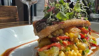 Una foto del restaurante J's On The Bay