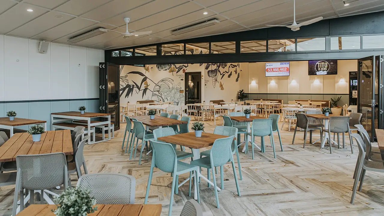 Indoor and outside dining in the heart of Ashmore - Ashmore Tavern，AU-QLDAshmore