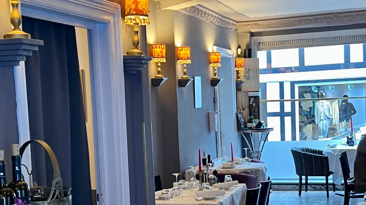 Der vordere Gastraum mit Sicht auf die Milchstraße - Ristorante Mezzogiorno, Hamburg, HH