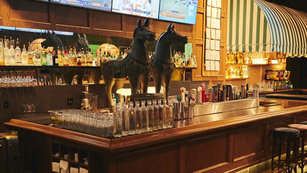 Bimini's Neighbourhood Pub, Vancouver, BC