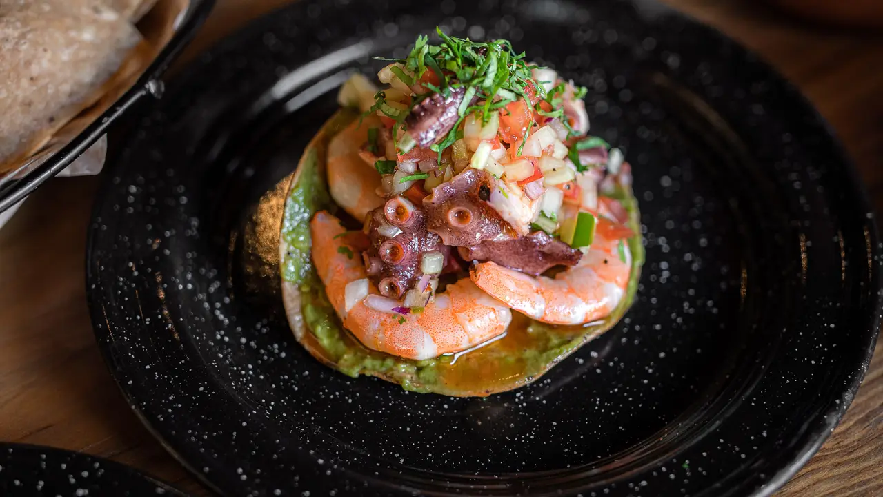Tostada de Camarón y Pulpo.  - El Aguamala Cevicheria, San José del Cabo, BCS