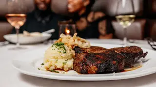 Una foto del restaurante Merrill & Houston’s Steak Joint