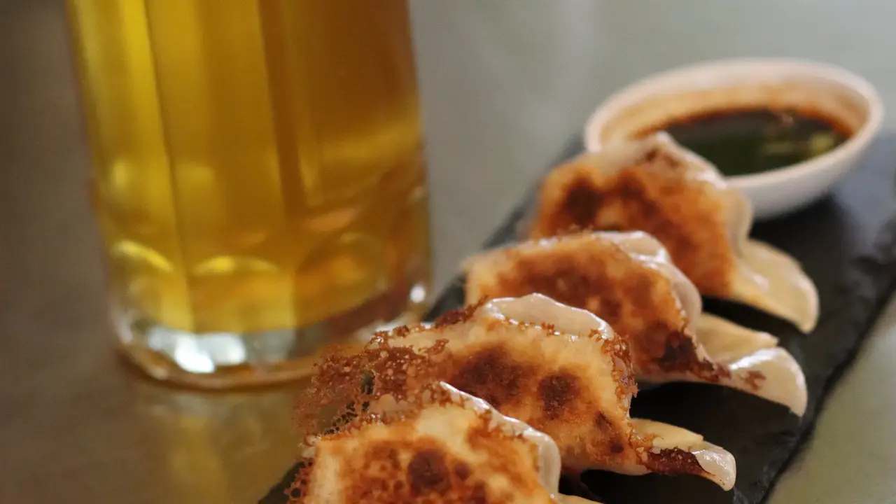 mandu korean pork dumpling with house beer - Envuelto Callejón, San Juan, PR