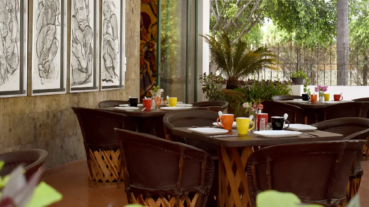 Terraza principal rodeada de jardines y arte - Cafetal 97, Guadalajara, JAL