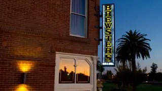 Una foto del restaurante Brewsters Bar & Grill
