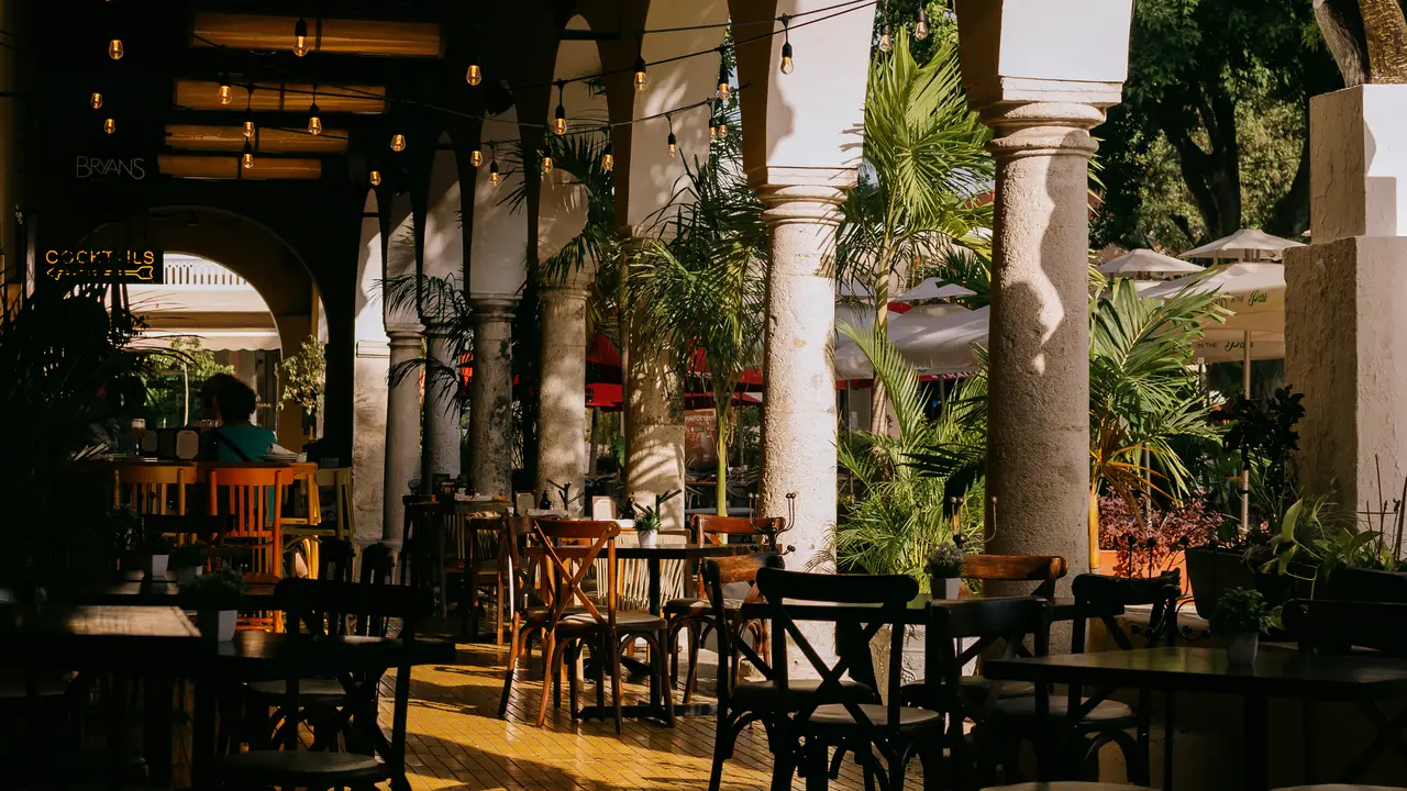 Debajo de los arcos del parque Santa Lucia - Avec Amour - Bistro Fusion, Mérida, YUC