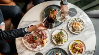 Foto von The Alexander Bar Restaurant