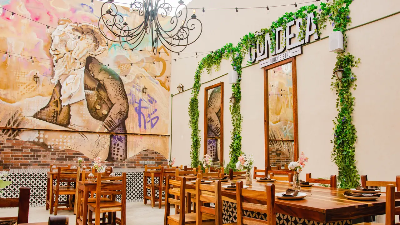 Una terraza dedicada a la música jueves a sábados - Condesa Funky Bistro, Cancún, ROO