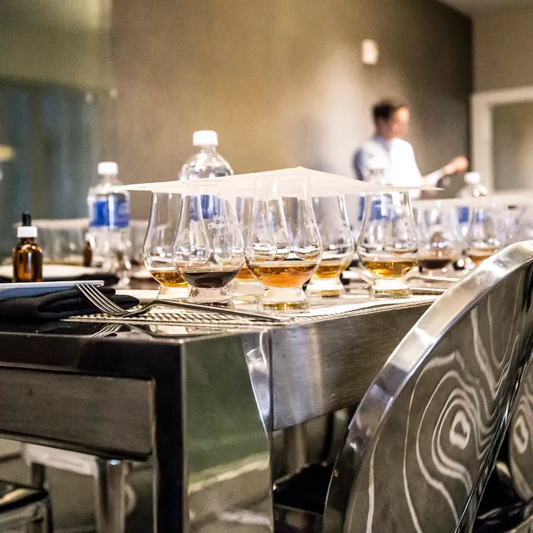 Halo Bar & Bistro - Renaissance Edmonton Airport, Edmonton International Airport, AB