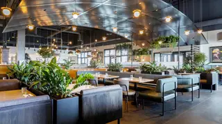 Una foto del restaurante Earls Kitchen + Bar - 170th Street - Edmonton