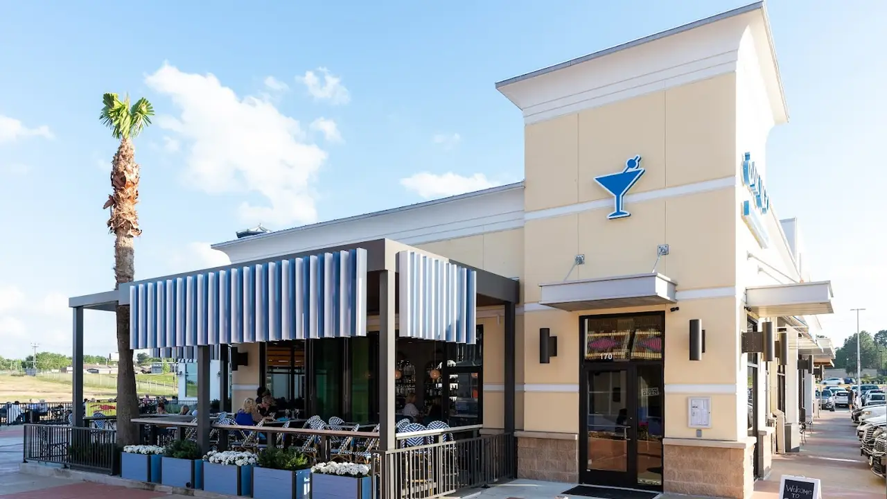 Enjoy our lakeside patio - Bar Lago, Montgomery, TX