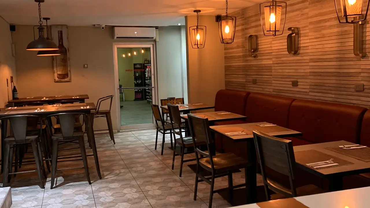 Cozy Bistro with indoor &amp; Outdoor seating  - Jamaica Liquor Warehouse, Kingston, Jamaica