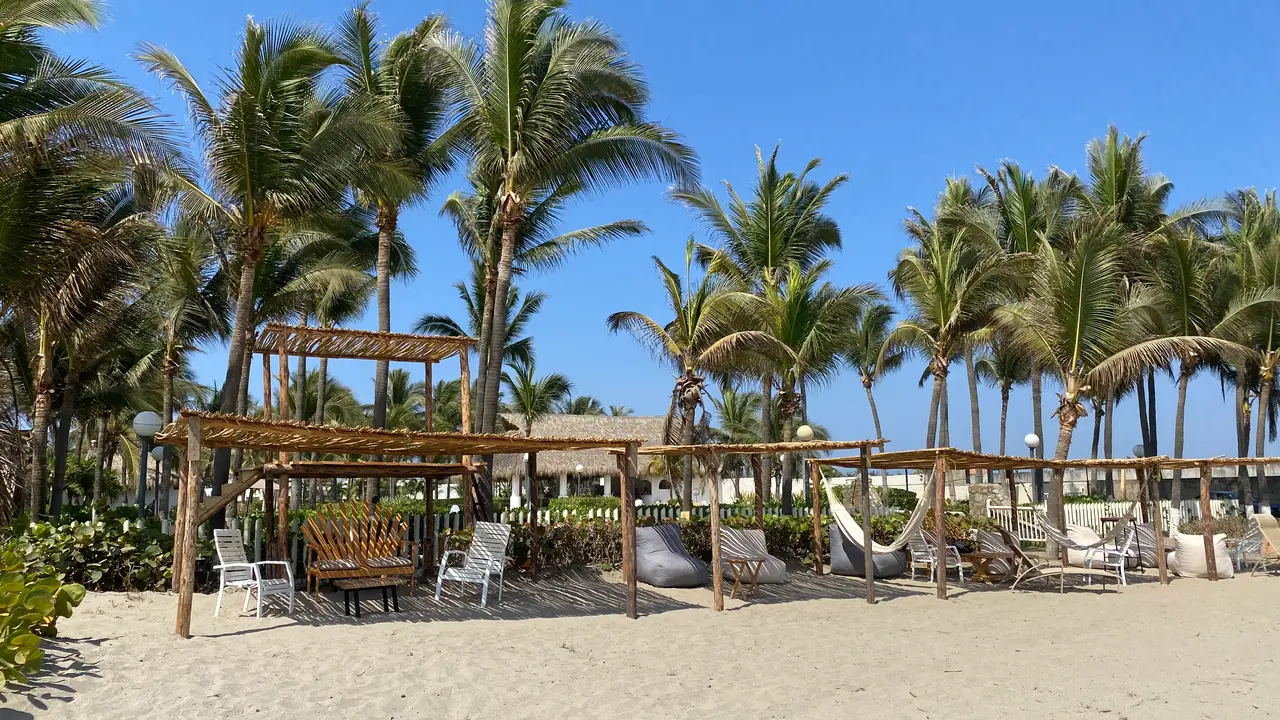 Playa paradisiaca con la mejor gastronomía. - Club de Playa Son Vent, Barra Vieja, GRO
