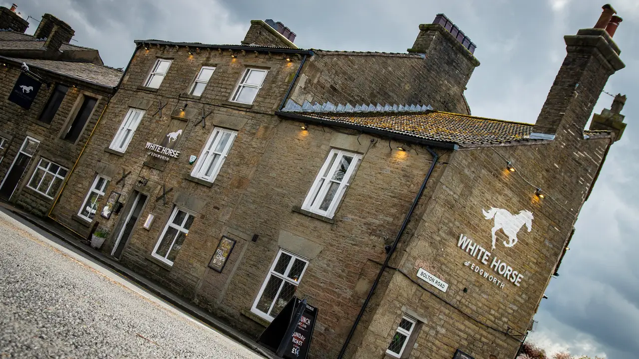Village pub/restaurant offering British favourites - The White Horse, Bolton, Blackburn with Darwen