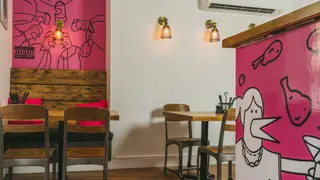 Una foto del restaurante Clucking Oinks