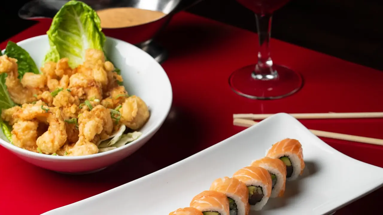 Spicy salmon tuna, camarones roca y gran jamaica - Aloha Sushi Bar & Lounge, San Pedro Garza Garcia, NLE