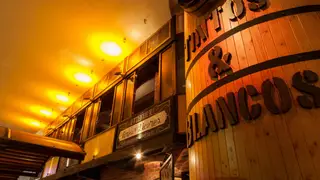 Una foto del restaurante Tintos & Blancos Escazú