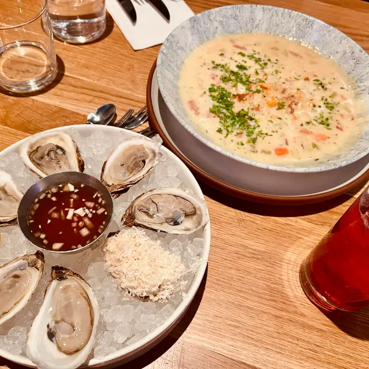 Earls Kitchen + Bar - Bankers Hall, Calgary, AB