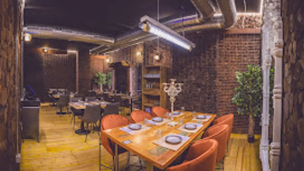 Hummo, Seville, 