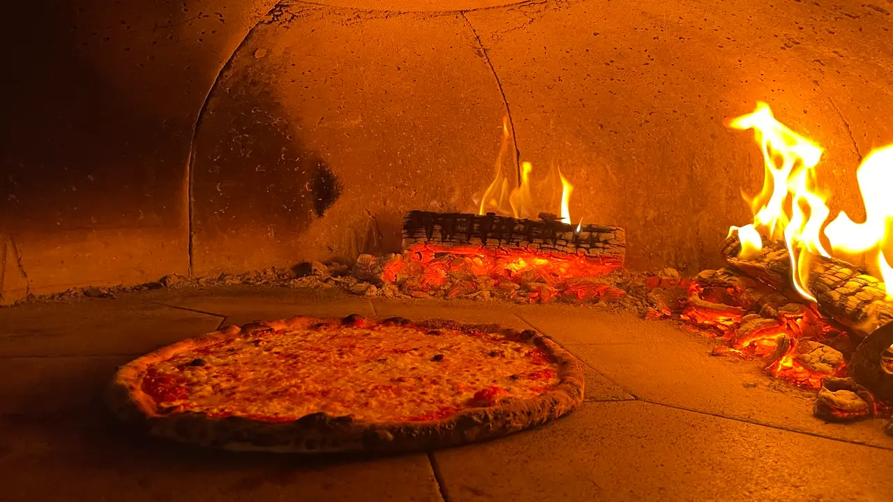16 ROUND Wood Fired Pizza, Stony Brook, NY