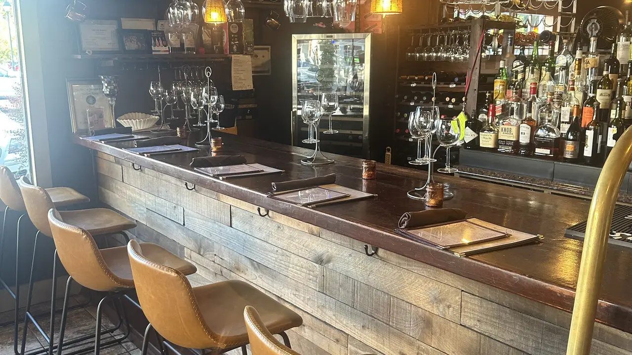 Ballou's Restaurant & Wine Bar - Guilford, Guilford, CT