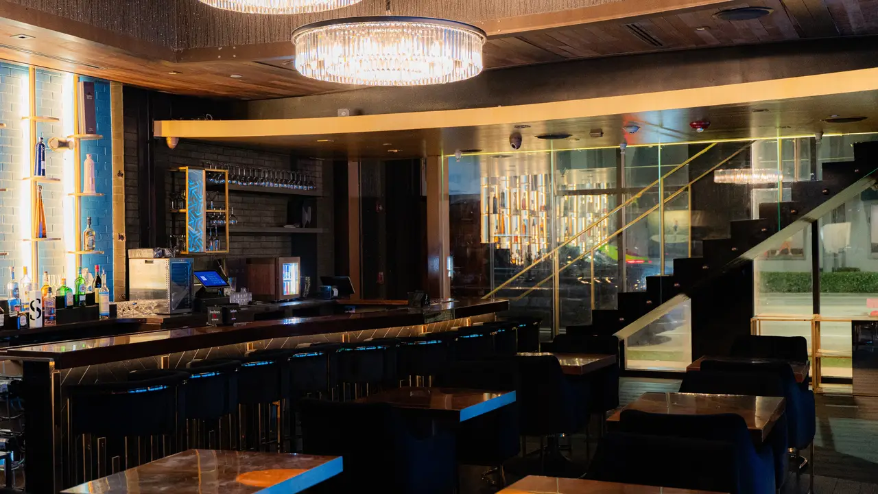 Chic dining &amp; bar seating - Avenue, Miami, FL