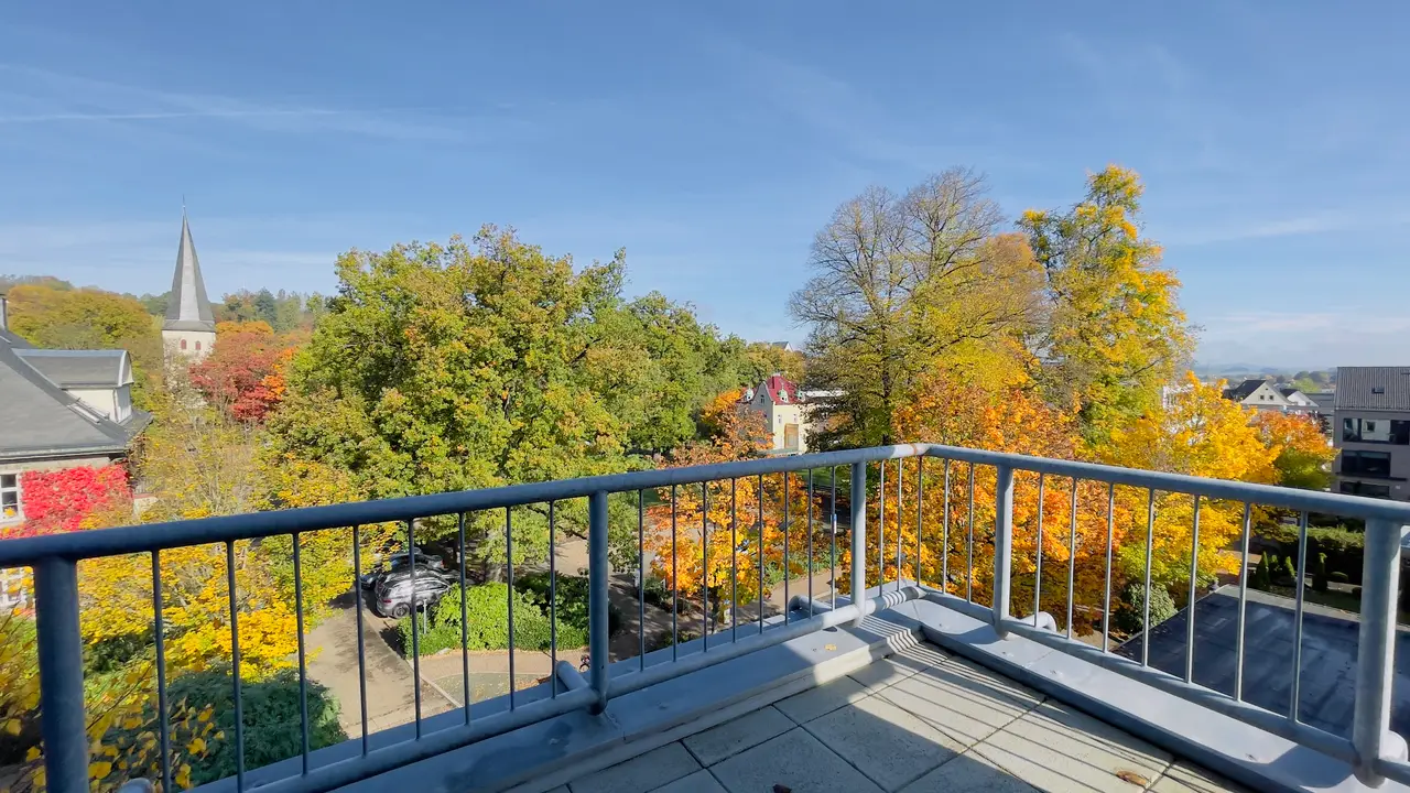 Blick auf den Stadtpark von der Terrasse der Suite - Hotel Restaurant Kaisergarten, Neuenrade, NW