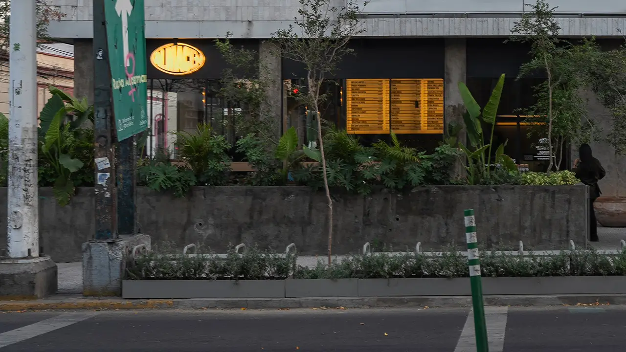 Bar de cerveza y comida deliciosa  - Almacén de Botellas JAL Guadalajara