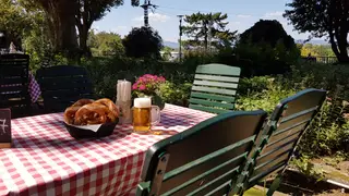 Una foto del restaurante Favorites Biergarten