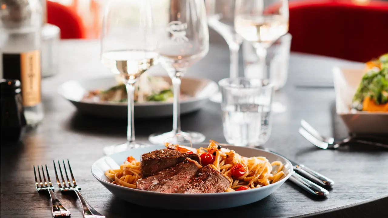 Wein, Pasta &amp; eine angenehme Atmosphäre im Anouki - Anouki - La Cantine et Brasserie, Düsseldorf, NW